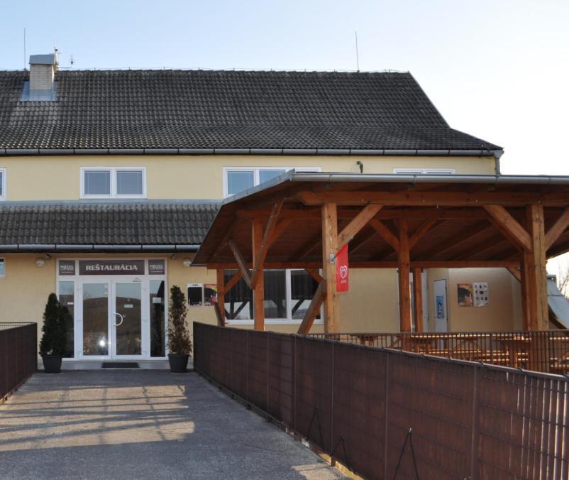 Sport Hotel Ostrov Trenčín Dış mekan fotoğraf